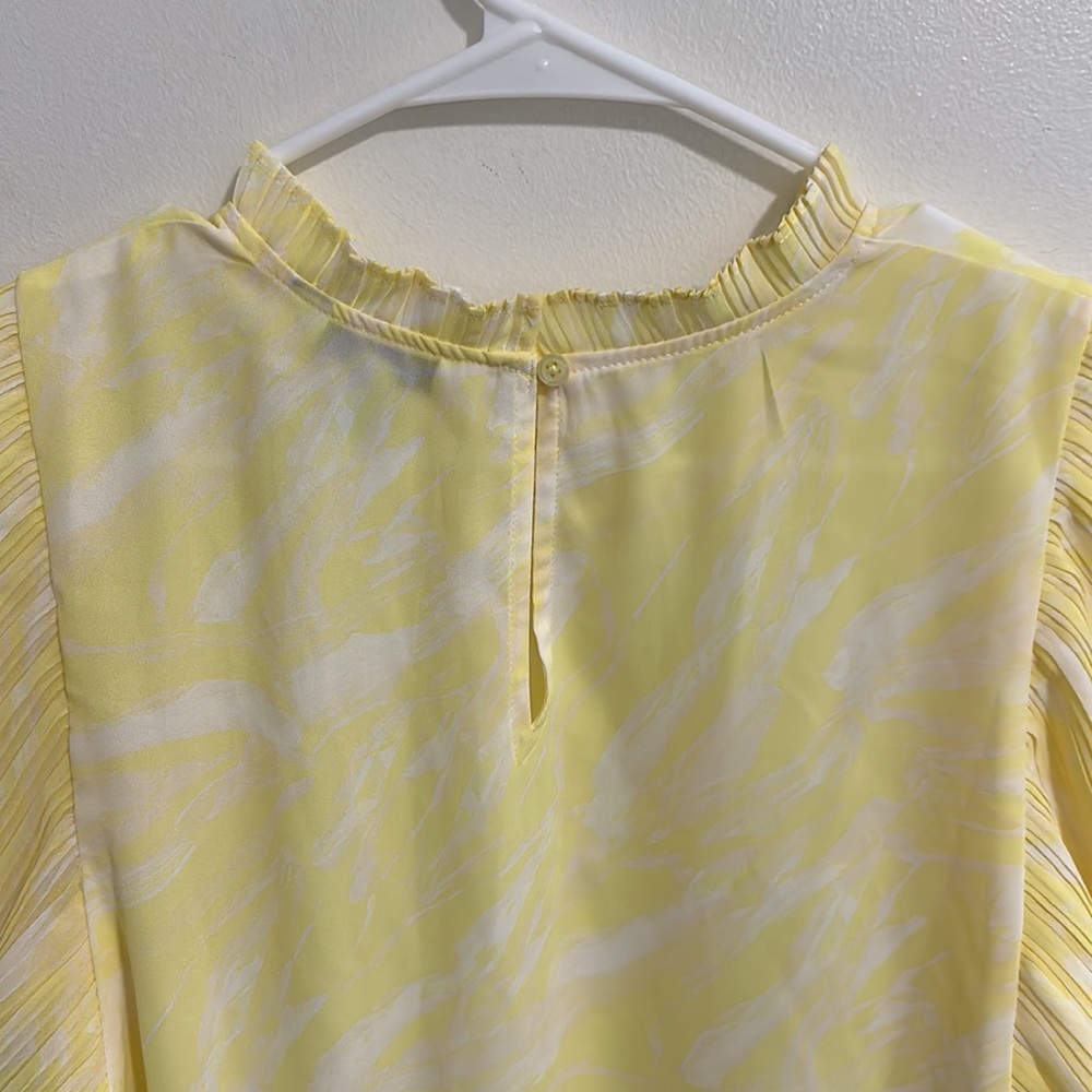 NWT Nine West Yellow White Pleated Flutter Sleeves Blouse Women Medium - Picture 4 of 5